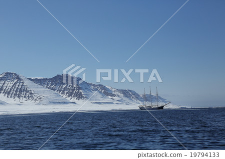 Arctic Cruise Ship 19794133