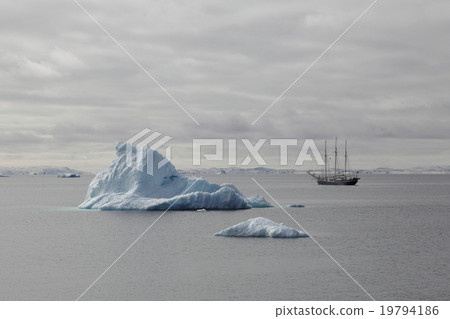 北極冰山和遊輪 19794186
