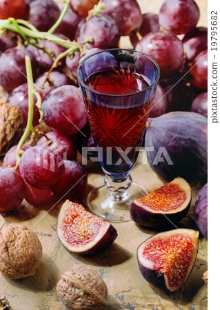 Red wine, grapes and figs 19795682