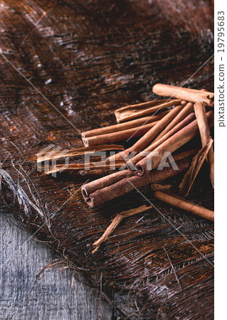 Heap of cinnamon sticks 19795683