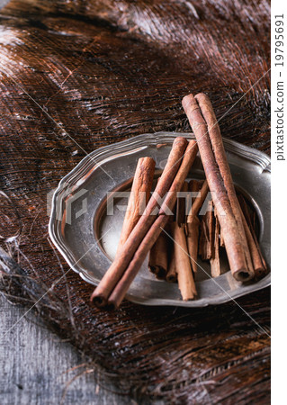 圖庫照片: cinnamon sticks on plate