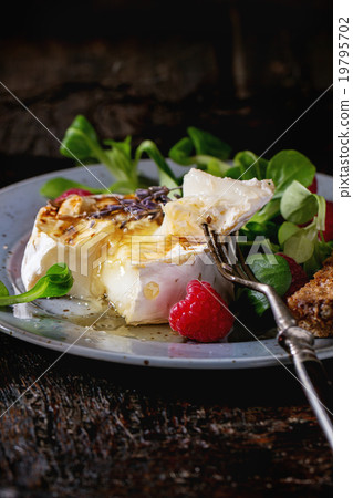Baked Goat cheese with honey and raspberries 19795702
