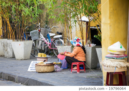 Vietnamese woman selling food on the street 19796064