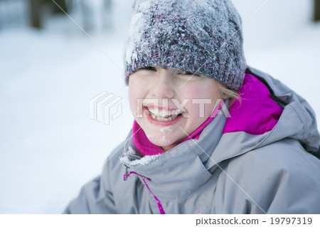 Little girl in winter season with hat in snow. 19797319