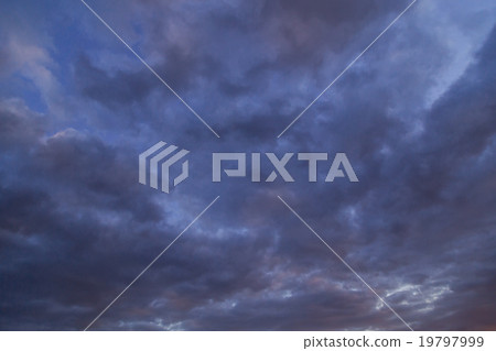 積雲墨菲覆蓋多雲天空晚上日落寬天空晴朗的天空冬天天空拷貝空間字符空間 19797999