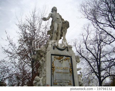 Mozart statue 19798132