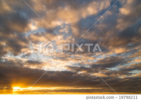 積雲墨菲覆蓋多雲天空晚上日落寬天空晴朗的天空冬天天空拷貝空間字符空間 積雲墨菲覆蓋多雲天空晚上日落寬天空晴朗的天空冬天天空拷貝空間字符空間 19798211
