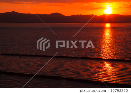 積雲墨菲覆蓋多雲天空晚上日落寬天空晴朗的天空冬天天空拷貝空間字符空間 19798230