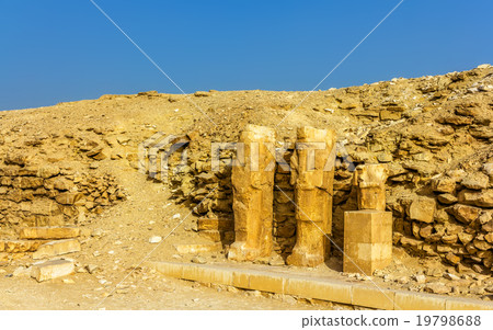 Ancient statues at Saqqara - Egypt 19798688