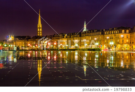 The Miroir d'eau fountain in Bordeaux - France 19798833