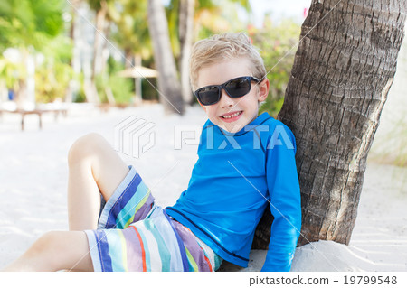 kid at the beach 19799548