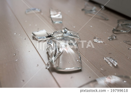 破碎的玻璃 破碎的玻璃 19799618