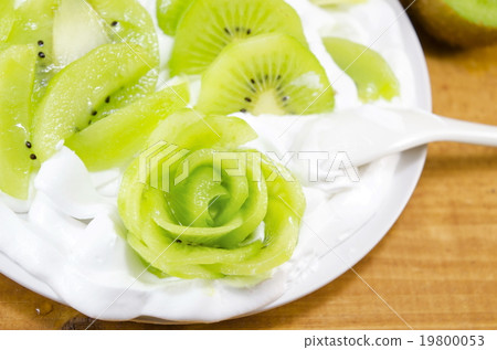 Decorated sliced kiwi with cream dessert Decorated sliced kiwi with cream dessert 19800053