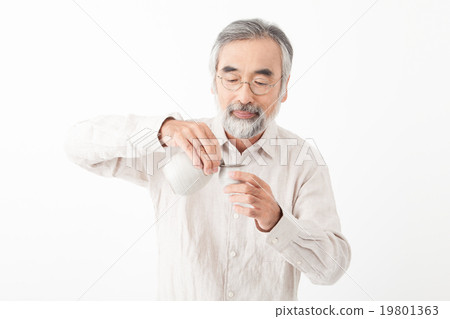 在Tokuuri喝酒的老人 19801363