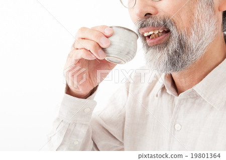 在Ochoko喝酒的老人 19801364