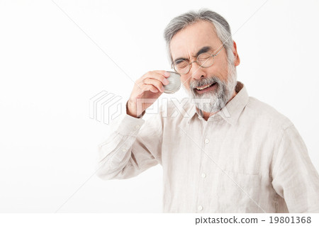 在Ochoko喝酒的老人 19801368