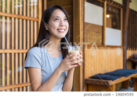 Woman drinking of coffee in cafe 19804595