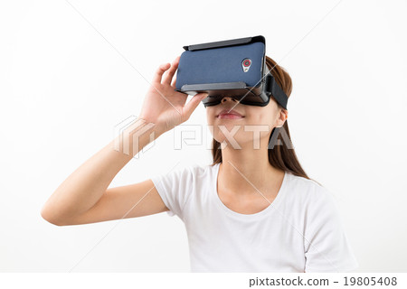 Asian young woman using virtual reality headset 19805408