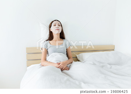 Asian woman do masking 19806425