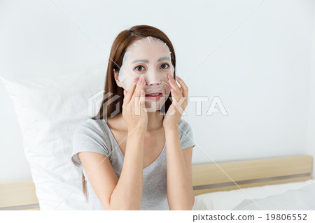 Woman doing masking 19806552
