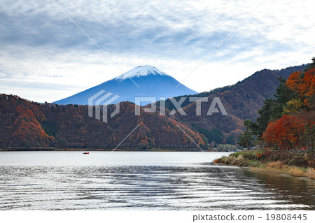 湖Kawaguchiko和富士山在秋天 湖Kawaguchiko和富士山在秋天 19808445