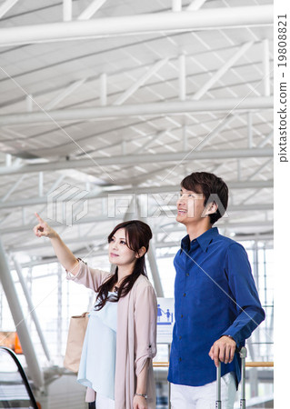 情侶男女旅行機場 情侶男女旅行機場 19808821