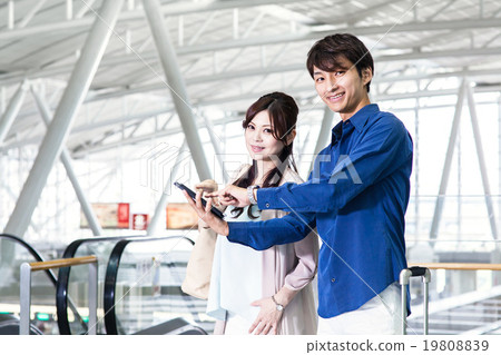 去海外旅行的夫婦男人和婦女片劑在機場 19808839