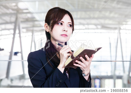 確認女性員工機場的旅行計劃 確認女性員工機場的旅行計劃 19808856