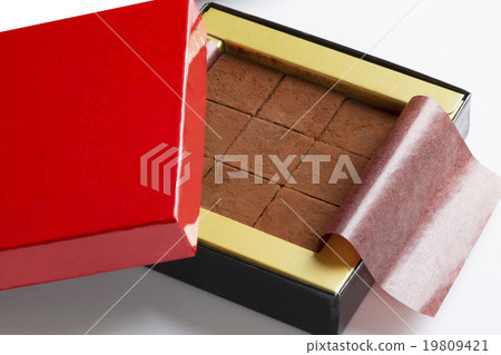 Boxed raw chocolate 19809421