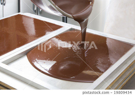 Making raw chocolate 19809434