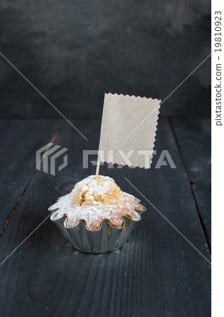 Cupcake with empty tag on the wooden table 19810923