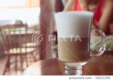 coffee latte on wood table 19811206
