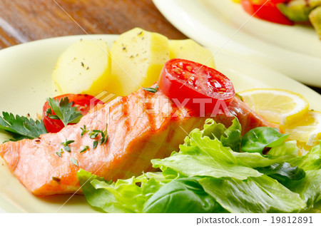 Fried salmon fillet with vegetables 19812891