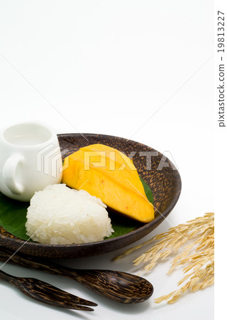 Thai dessert of mango with sticky rice Thai dessert of mango with sticky rice 19813227