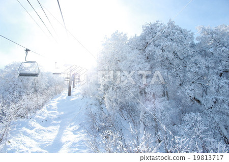 從滑雪勝地冰上升降機清除雪域景觀 19813717