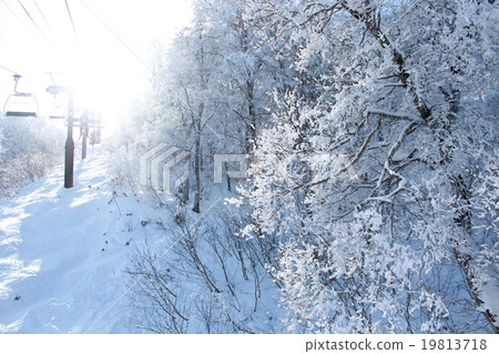 從滑雪勝地冰上升降機清除雪域景觀 19813718