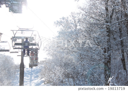 從滑雪勝地冰上升降機清除雪域景觀 19813719