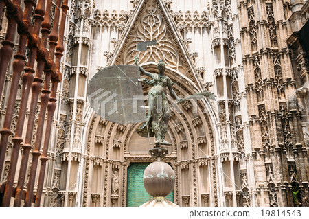 The statue at the entrance to the Cathedral in 19814543