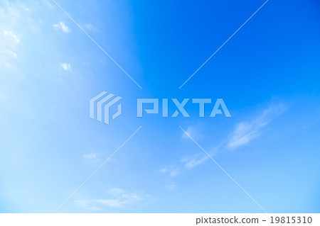 積雲或積雨雲仲冬天空白色雲彩和藍天背景材料複製空間字符空間 積雲或積雨雲仲冬天空白色雲彩和藍天背景材料複製空間字符空間 19815310