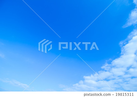 積雲或積雨雲仲冬天空白色雲彩和藍天背景材料複製空間字符空間 19815311