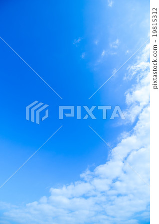 積雲或積雨雲仲冬天空白色雲彩和藍天背景材料複製空間字符空間 積雲或積雨雲仲冬天空白色雲彩和藍天背景材料複製空間字符空間 19815312