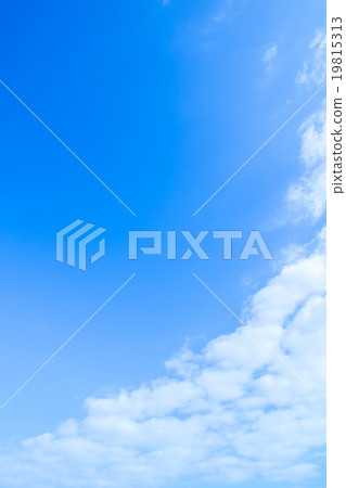 積雲或積雨雲仲冬天空白色雲彩和藍天背景材料複製空間字符空間 積雲或積雨雲仲冬天空白色雲彩和藍天背景材料複製空間字符空間 19815313