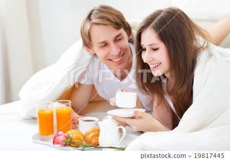 loving couple having breakfast in bed 19817445