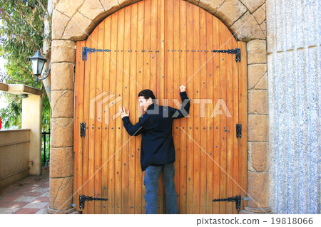 Teen knocking door 19818066