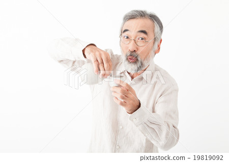 Senior men drinking sake at Tokuuri 19819092