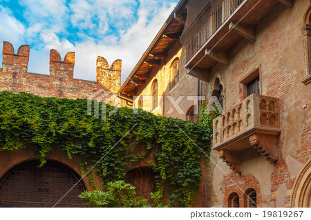 Romeo and Juliet balcony in Verona, Italy Romeo and Juliet balcony in Verona, Italy 19819267