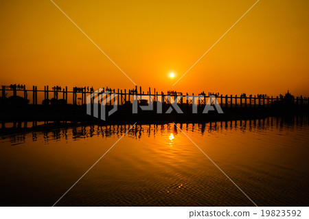 U Bein's Bridge, the world's longest teak footbrid U Bein's Bridge, the world's longest teak footbrid 19823592