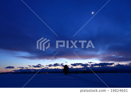 [Hokkaido] Twilight crescent moon 19824681