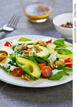 Avocado with Spinach and Feta salad 19827846