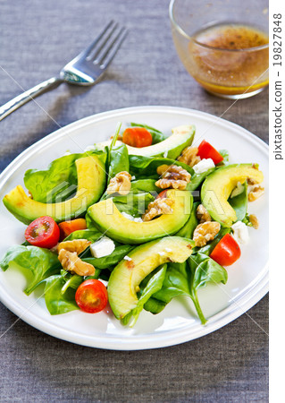 Avocado with Spinach and Feta salad 19827848